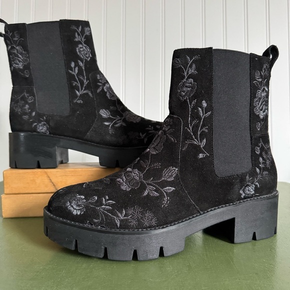 NWT Johnny Was VIXIE Floral Embroidered Lug Sole Chelsea Boots